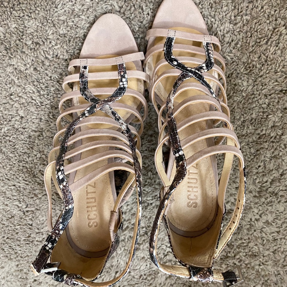 Schutz nude/snake heel